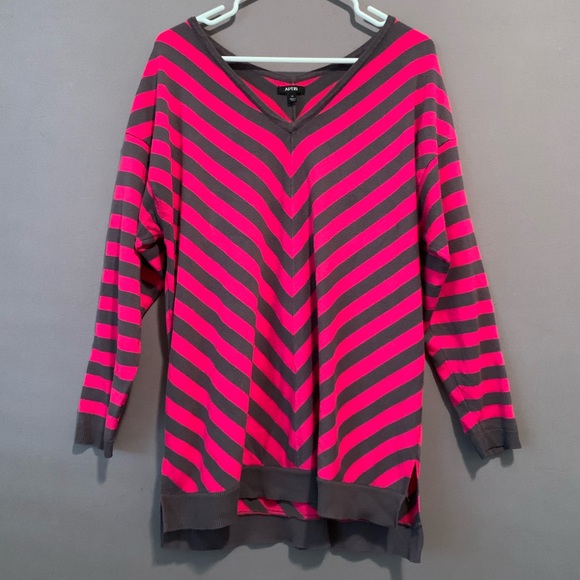 Apt. 9 Sweaters - Apt. 9 pink/gray chevron striped v-neck sweater.